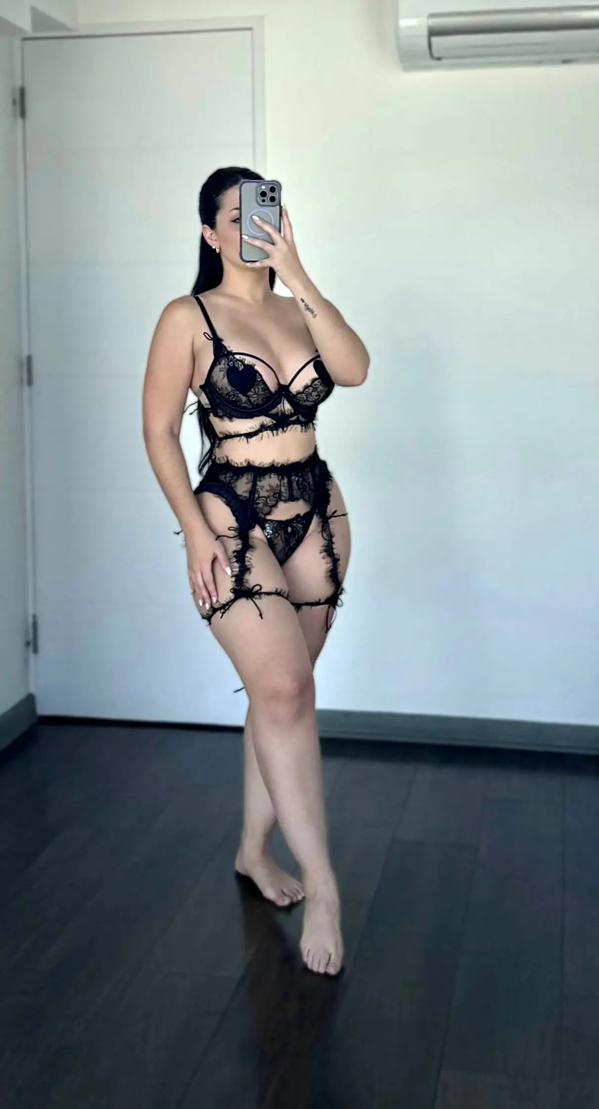 modelo usando conjunto negro trasparencia de encaje cavrini