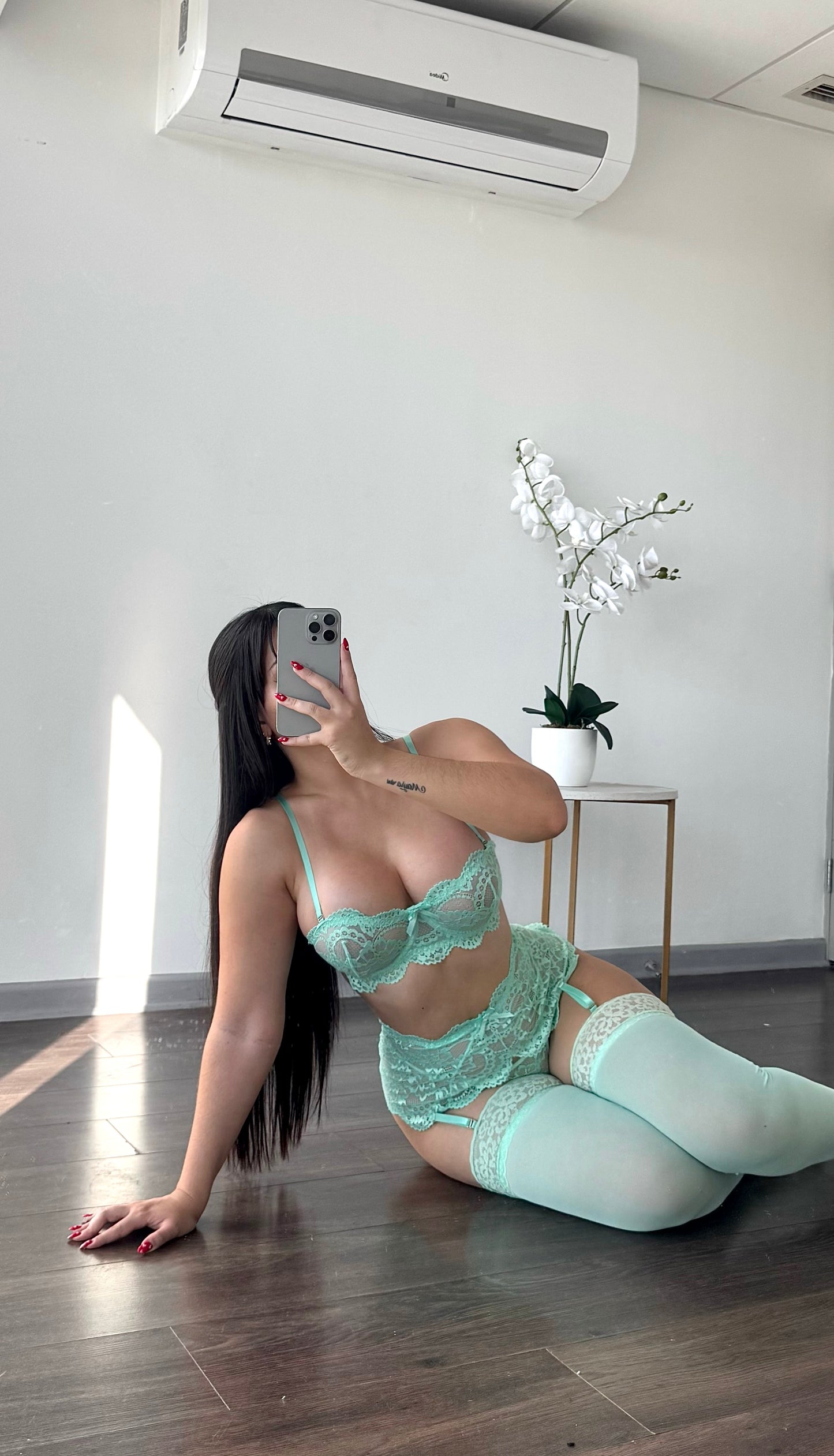 Conjunto lencería Trieste con ligueros y medias