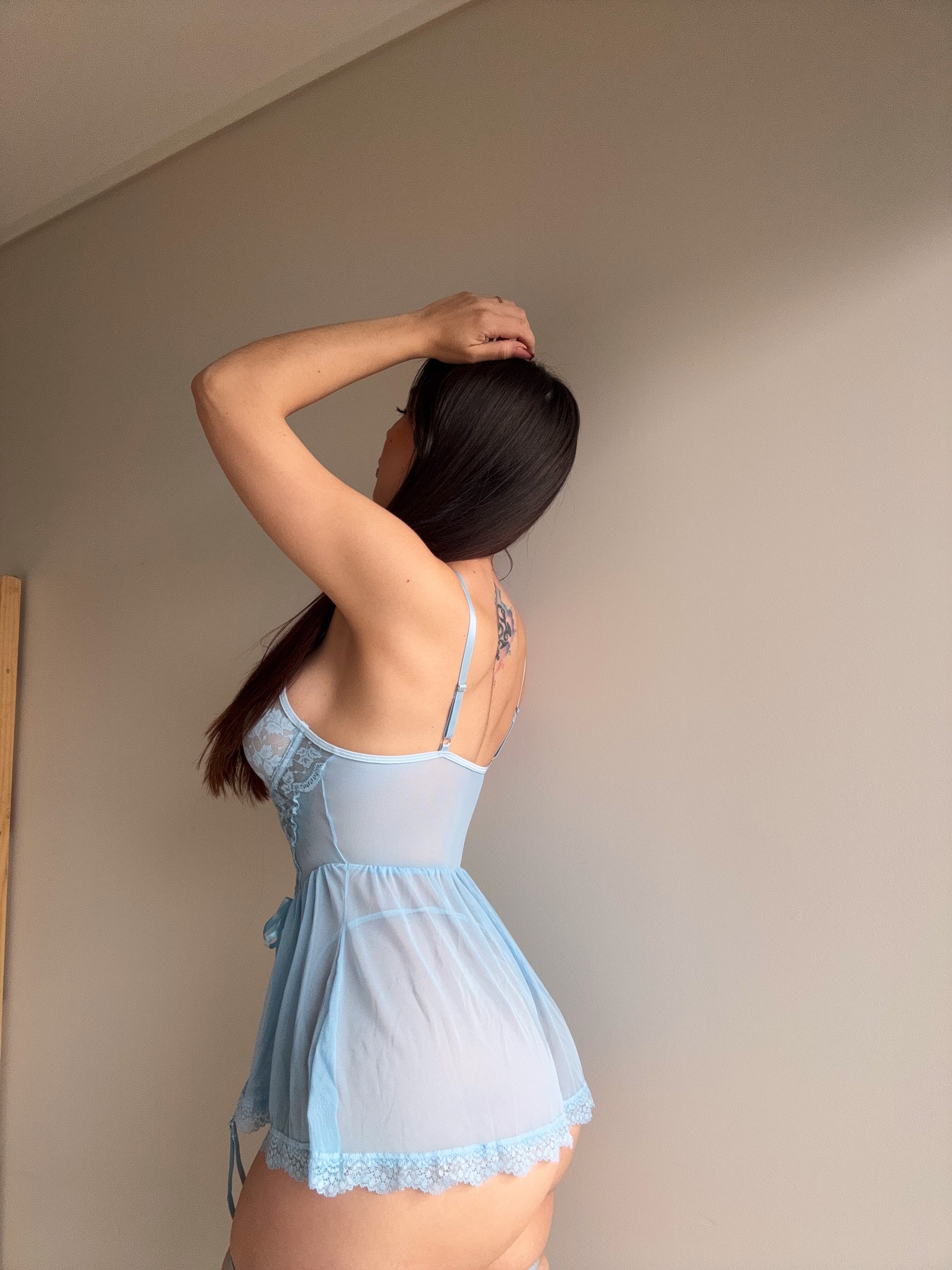 vista lateral trasera de modelo talla S usando Babydoll encaje cintas y porta ligas encanto cavrini 