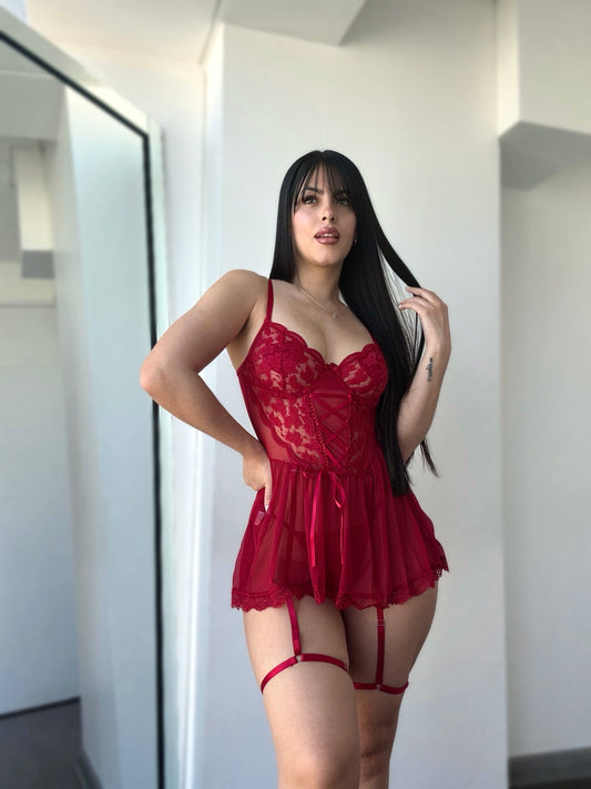 Modelo usando babydoll semitransparente con faldita y ligas 