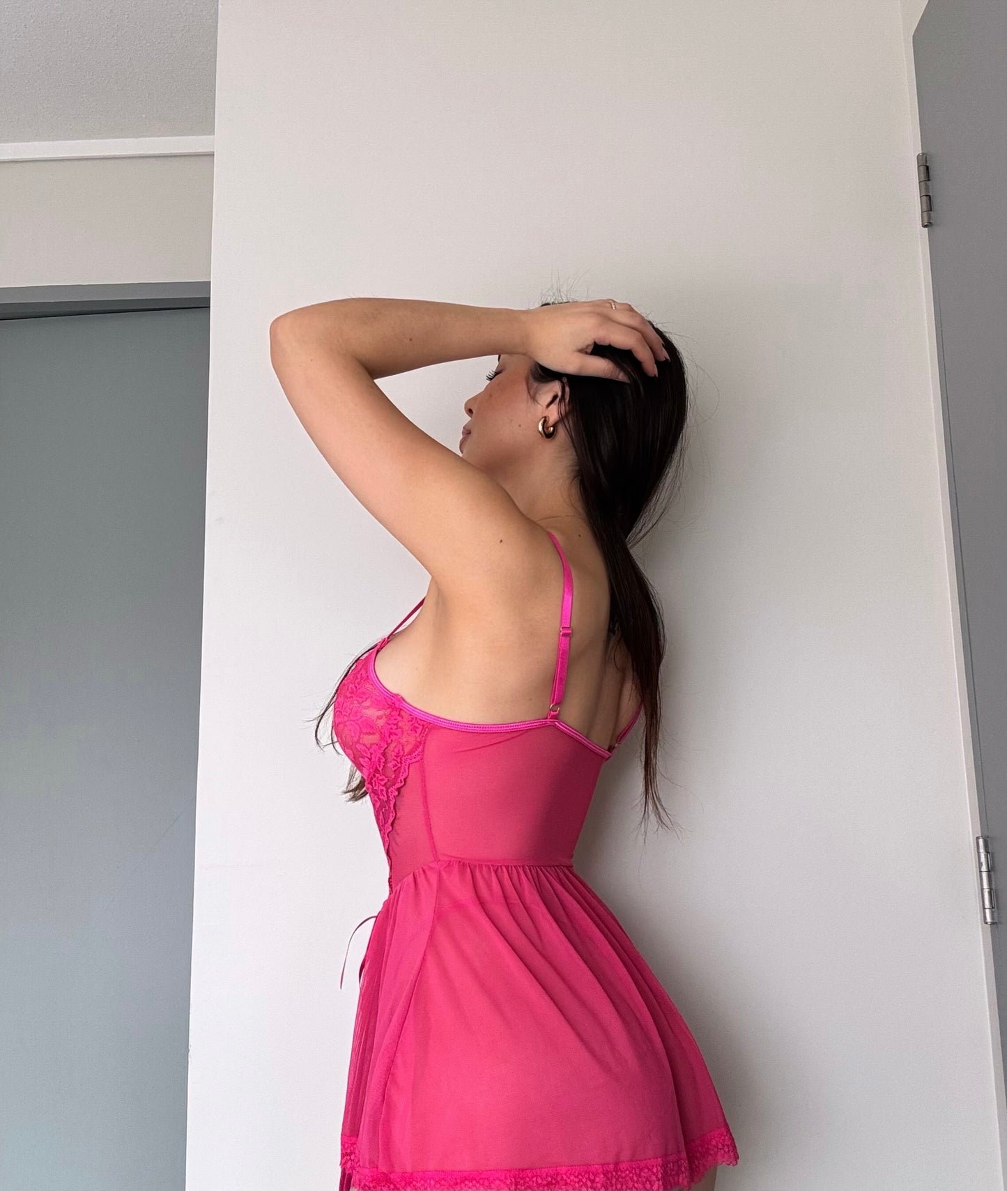 Modelo talla S usando Babydoll encaje fucsia cintas y porta ligas encanto cavrini vista lateral