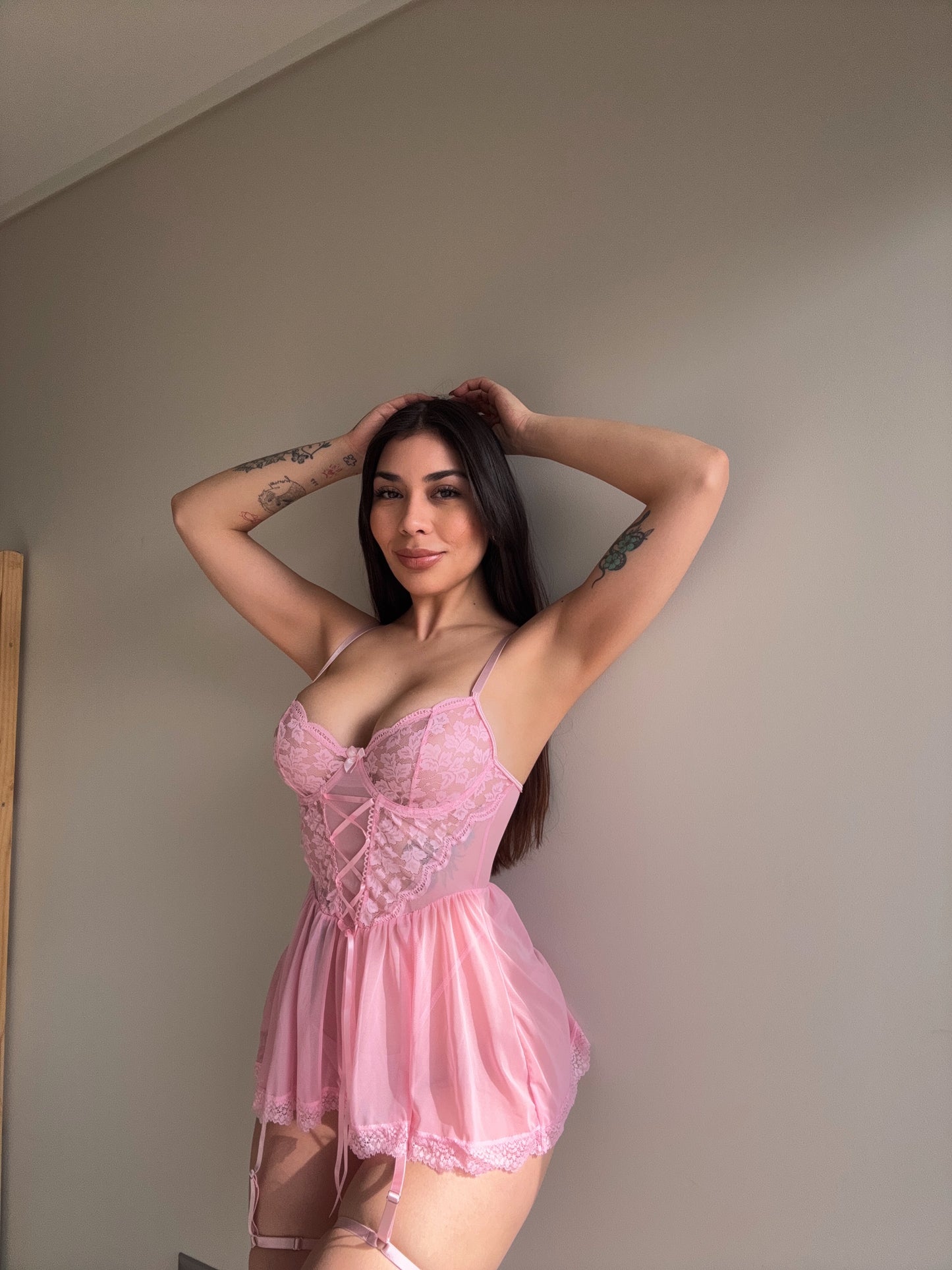 modelo talla S usando babydoll rosa cavrini