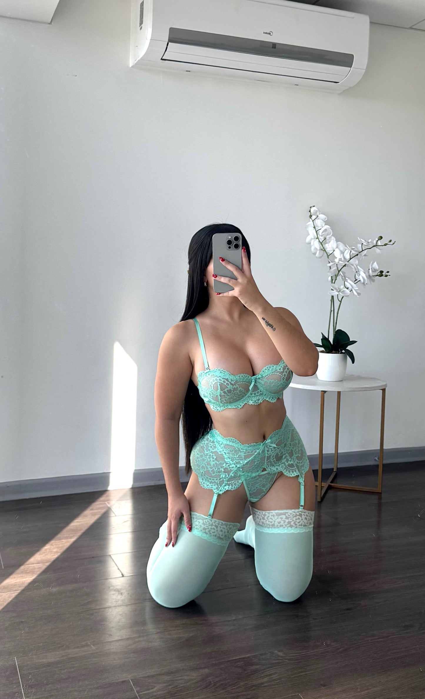 Conjunto lencería Trieste con ligueros y medias