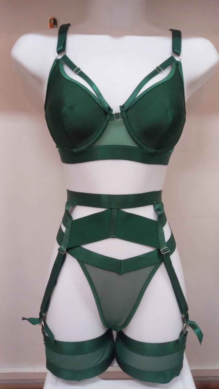 Maniquí con  conjunto de lencería porta ligas verde 