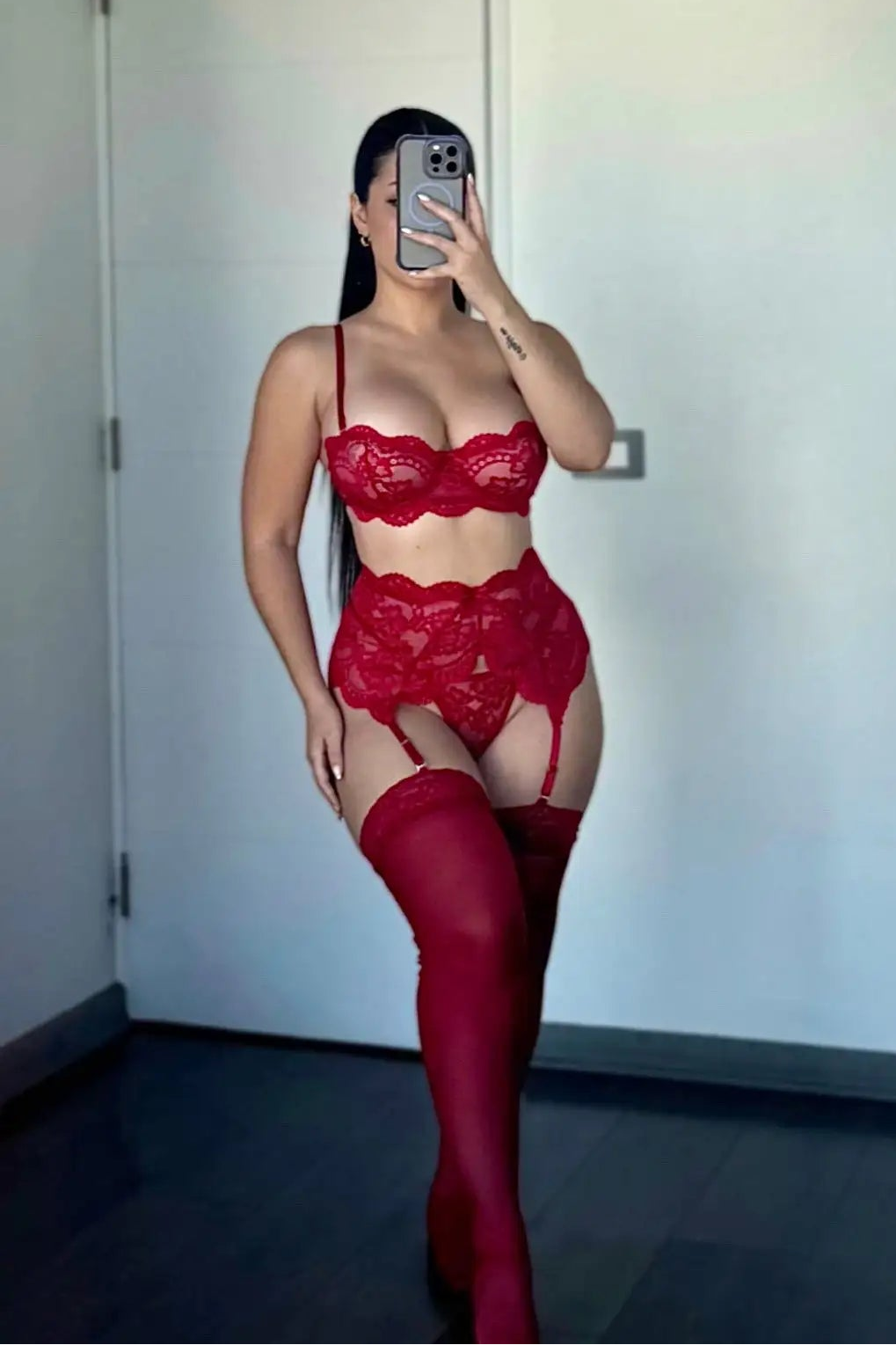 Modelo luciendo conjunto de lencería Trieste color burdeo con liguero y medias – Cavrini