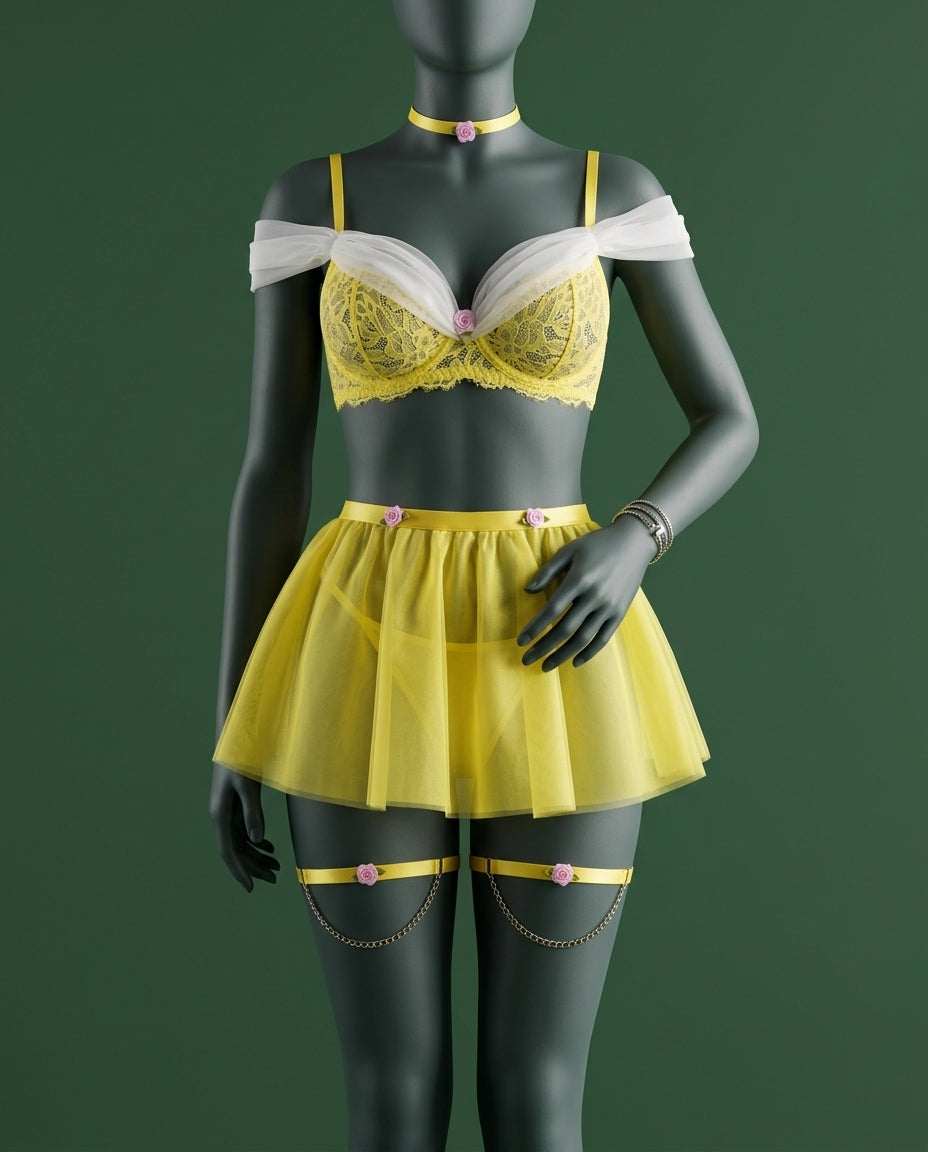 Conjunto de lencería romántica de cuatro piezas en un maniquí gris oscuro, de color amarillo brillante con detalles en encaje y tul. Incluye un sujetador con ribete blanco y un pequeño lazo rosa, una minifalda tutú de tul, portaligas a juego con flores rosadas.