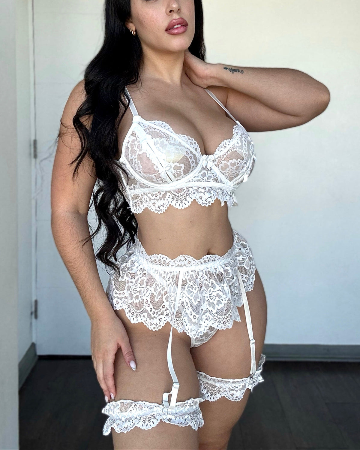 Conjunto de lencería de encaje blanco modelo Virginia compuesto por sujetador de encaje, liguero decorativo y tanga a juego