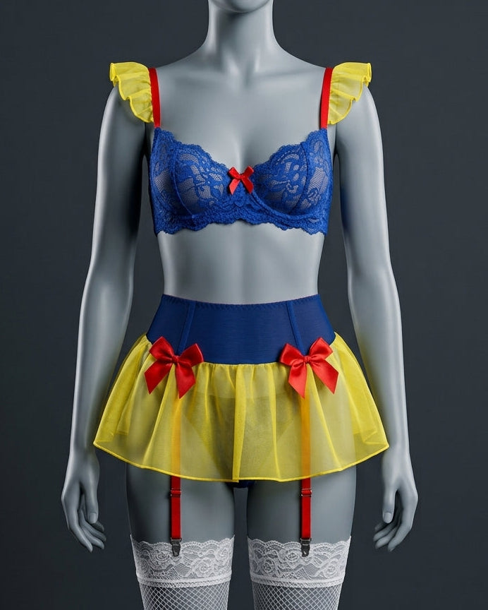 Conjunto de lencería temático estilo Blancanieves en maniquí, compuesto por sujetador azul de encaje con lazo rojo, falda amarilla translúcida con lazos rojos y tirantes portaligas rojos sobre medias de encaje blancas.