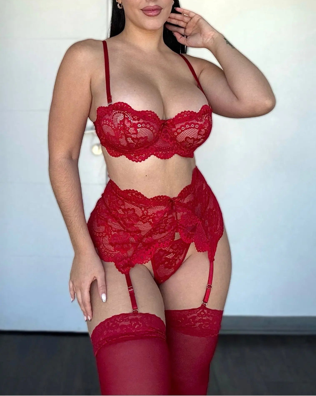 Conjunto encaje burdeo con ligero tiro alto y medias  
