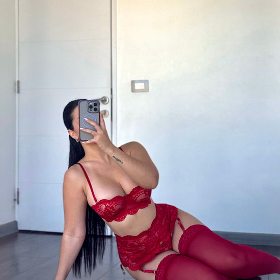 Video Modelo luciendo conjunto de lencería Trieste color burdeo con liguero y medias – Cavrini