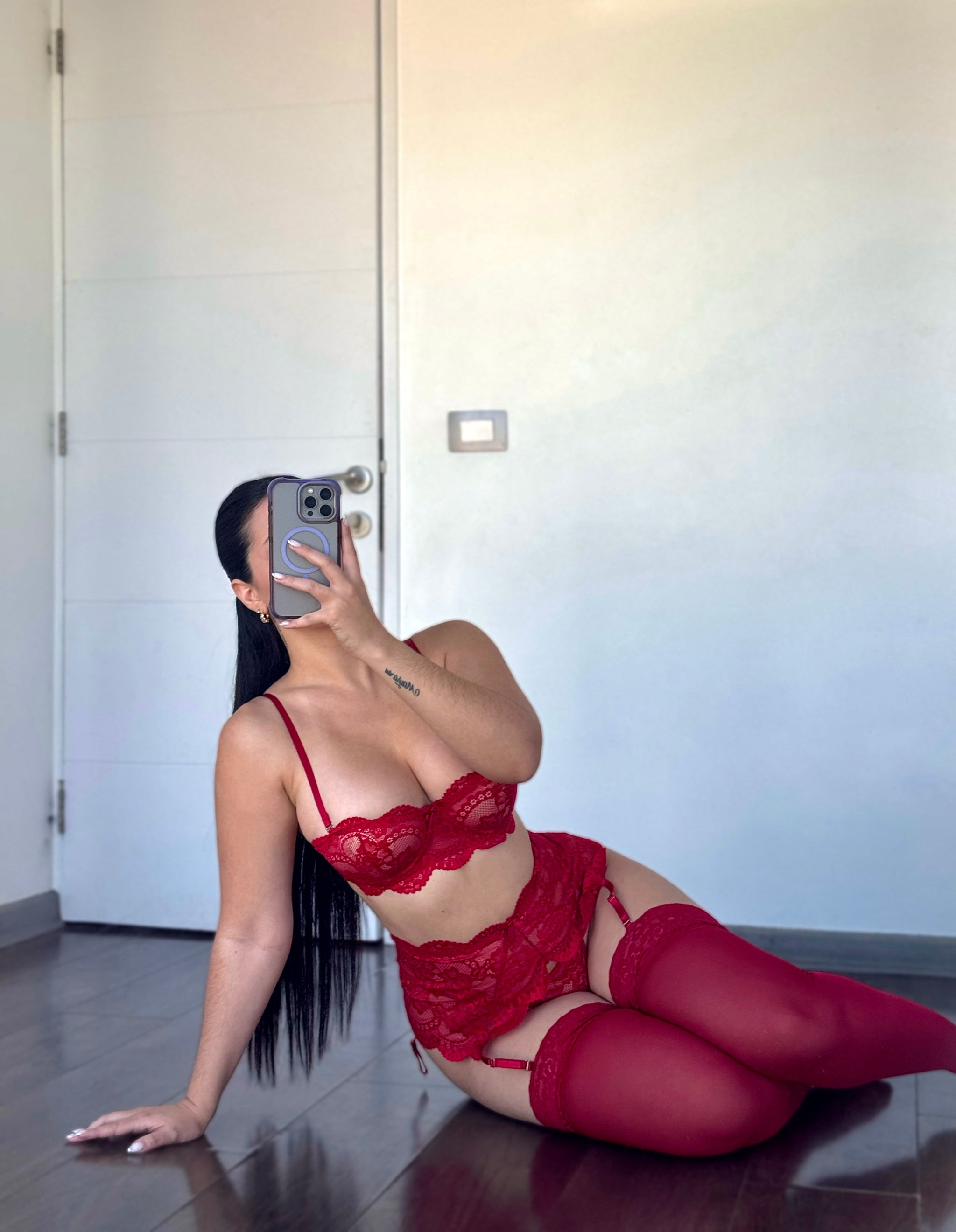 Video Modelo luciendo conjunto de lencería Trieste color burdeo con liguero y medias – Cavrini