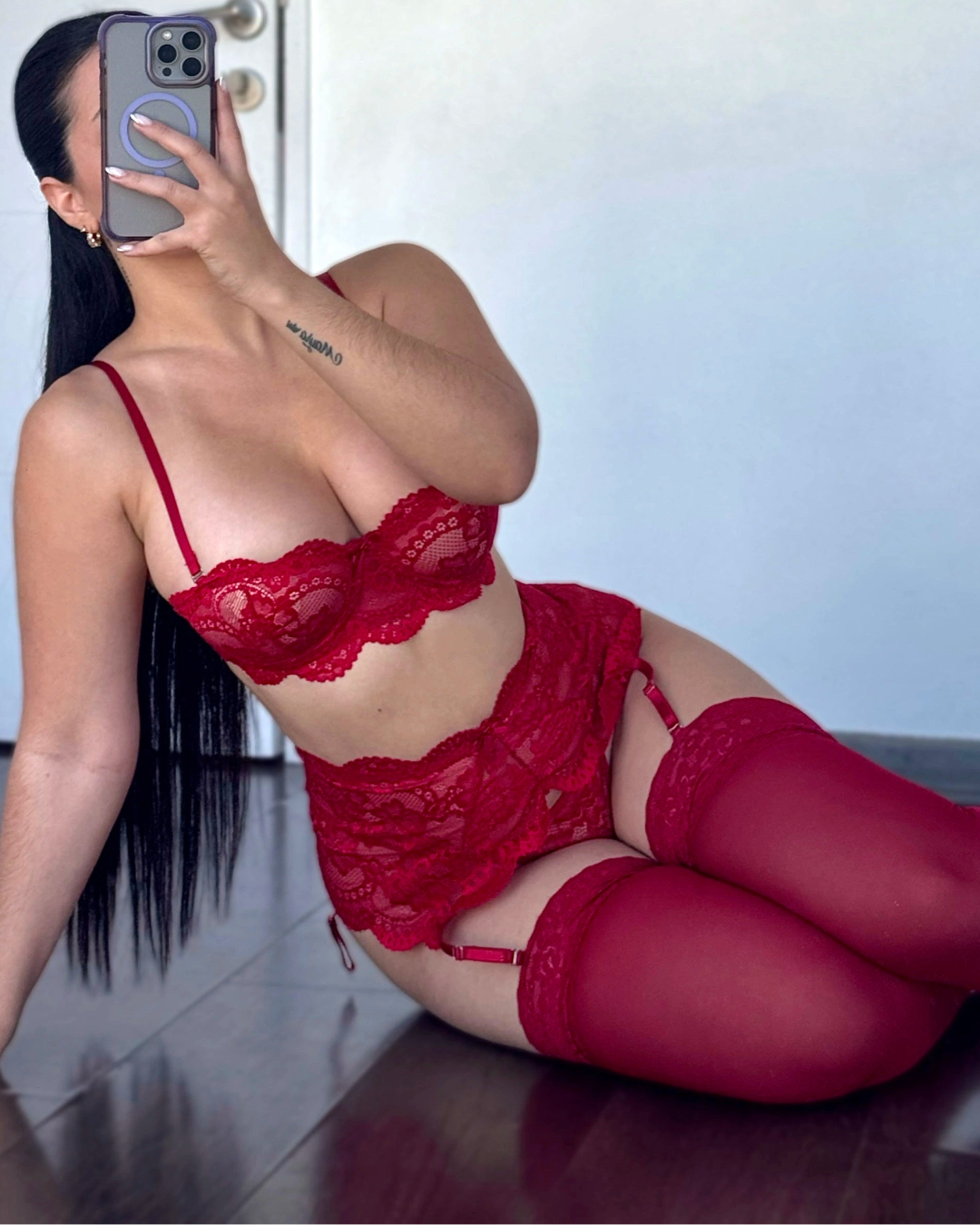 Conjunto de lencería Trieste color burdeo de encaje con sostén, liguero y medias de tiro alto – Cavrini
