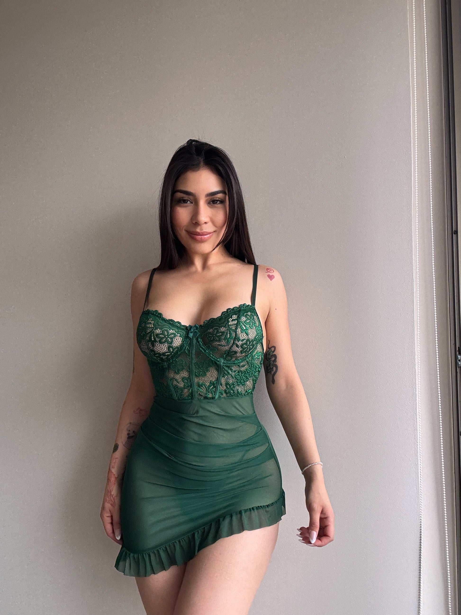 modelo usando vestido lencero encaje verde